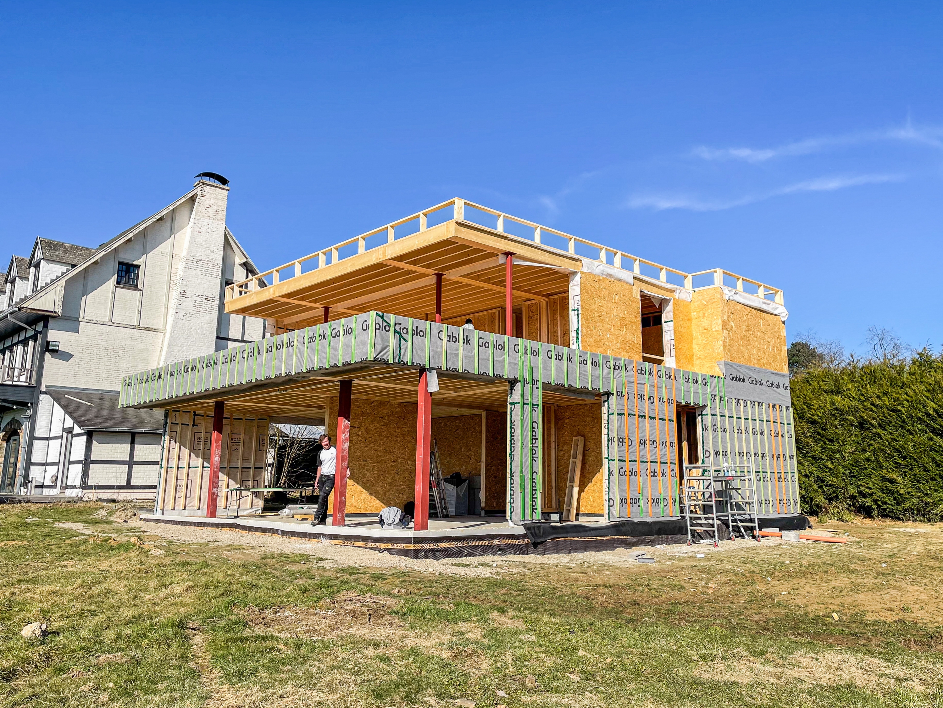 Maison &agrave; toiture plate avec de grandes ouvertures
